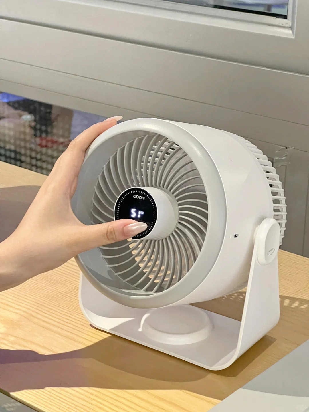 I really regret it. I should have installed a wall mounted fan earlier. In summer, I can walk around with it, which is as cool as air conditioning