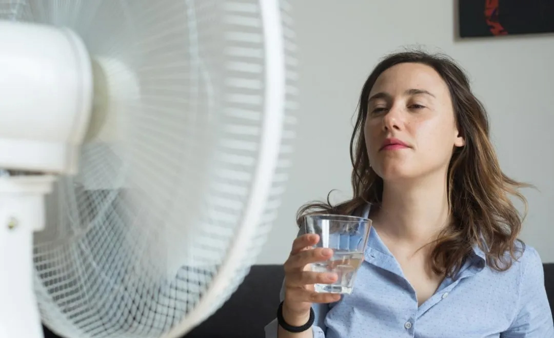 Is the wind blown by the fan hot? Just a plastic bottle is needed to blow out the cool air like an air conditioner