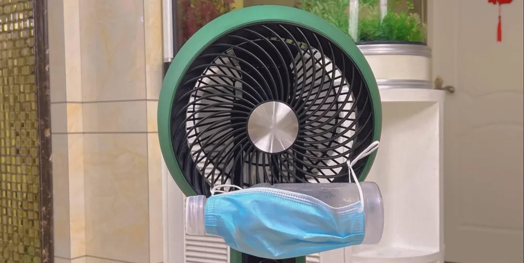 Is the wind blown by the fan hot? Just a plastic bottle is needed to blow out the cool air like an air conditioner