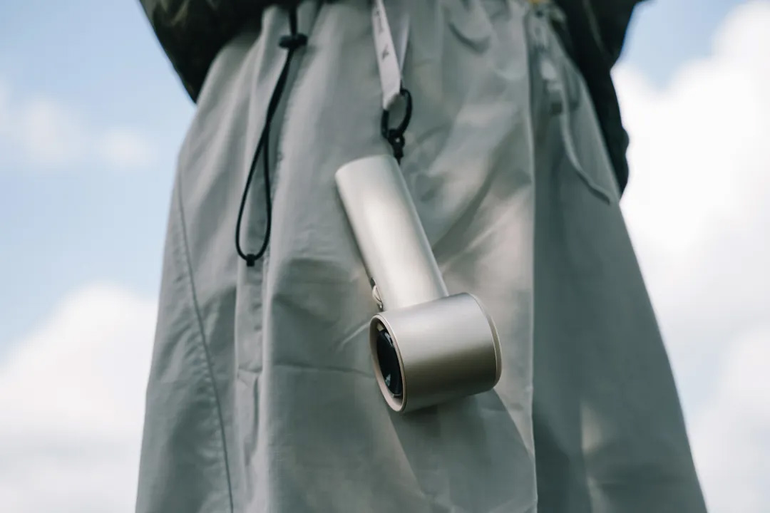 This summer, you need a portable small fan like this