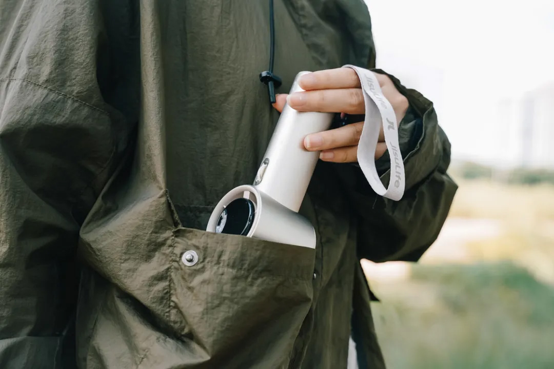 This summer, you need a portable small fan like this