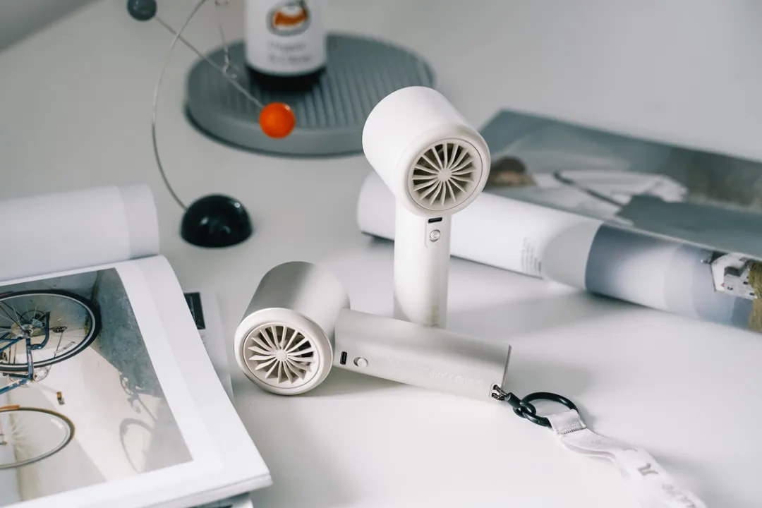 This summer, you need a portable small fan like this