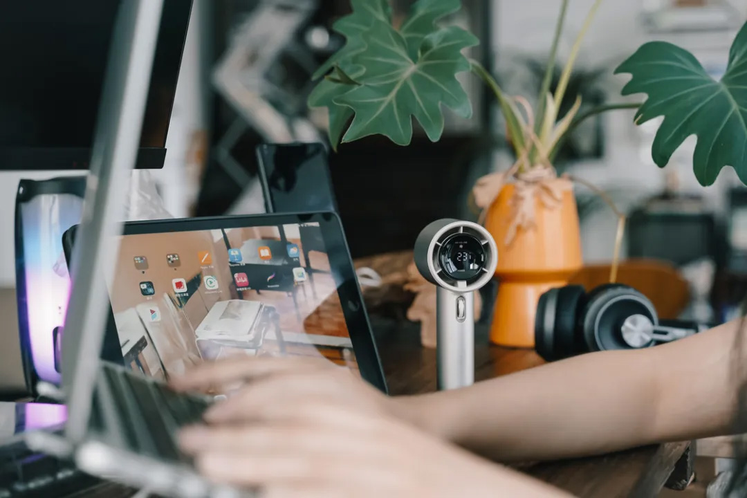 This summer, you need a portable small fan like this