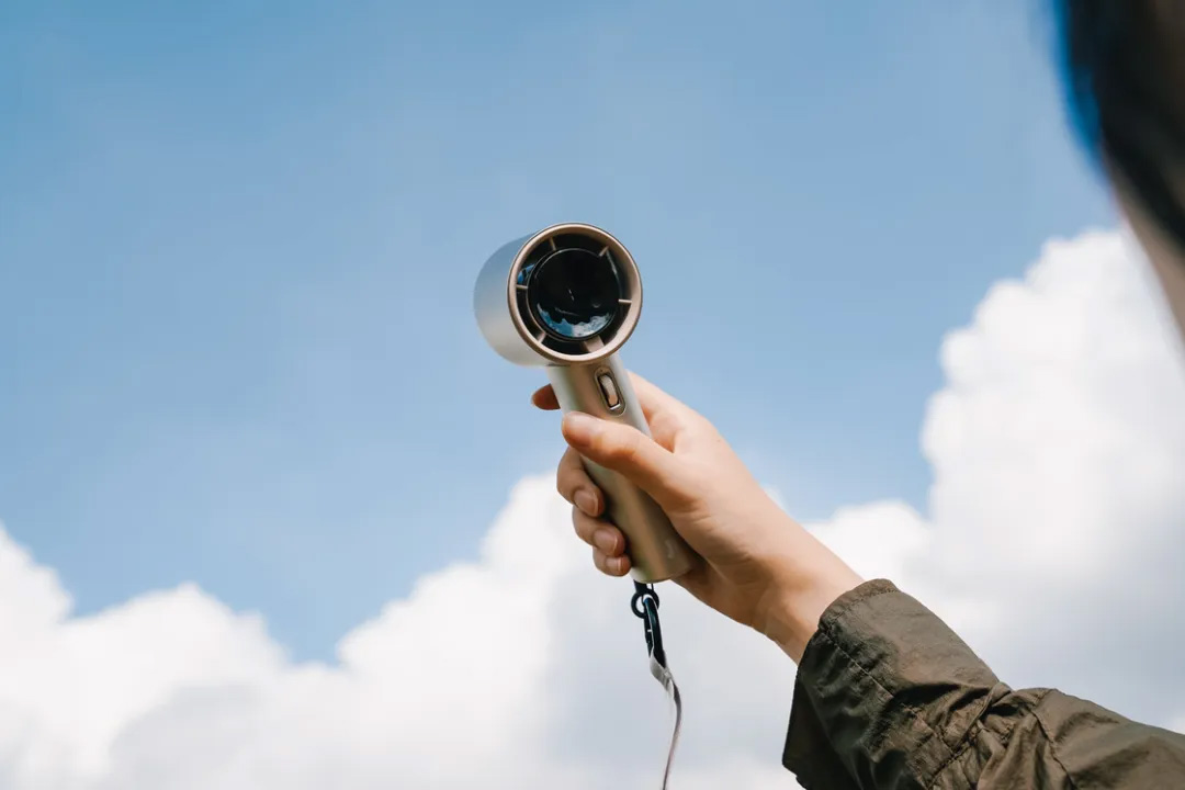 This summer, you need a portable small fan like this